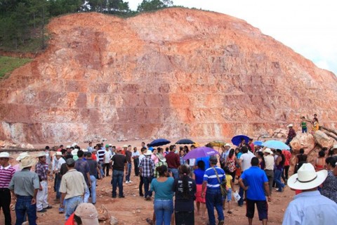 News-Azacualpa-Cemetery.-2-copy-265b14edc2823ed9cd75ee20c1da9393d0413b0e